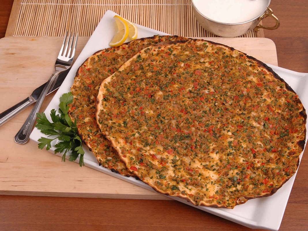 Lahmacunu birde böyle deneyin! Bu lahmacun tarifi MasterChef'leri bile kıskandırdı... Her gün yapmak isteyeceksiniz 2