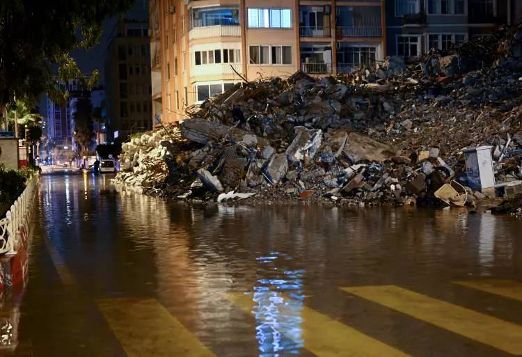 Hatay İskenderun'da deniz seviyesi yükseldi, Caddeler su altında kaldı, görüntüler korkuttu 7