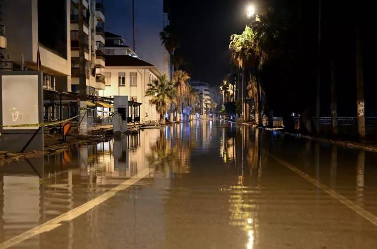 Hatay İskenderun'da deniz seviyesi yükseldi, Caddeler su altında kaldı, görüntüler korkuttu 6