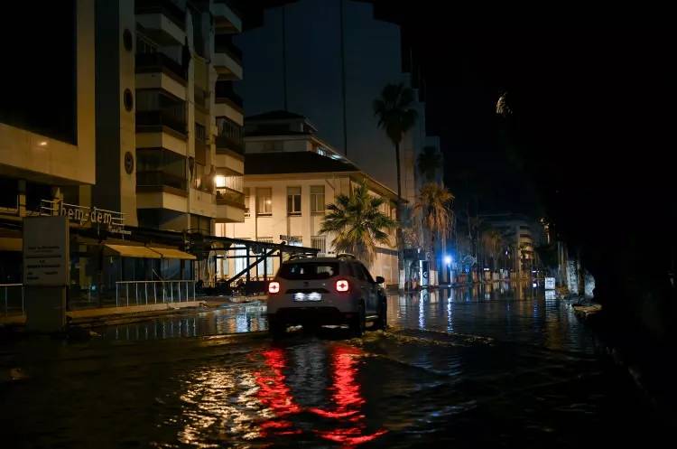 Hatay İskenderun'da deniz seviyesi yükseldi, Caddeler su altında kaldı, görüntüler korkuttu 4