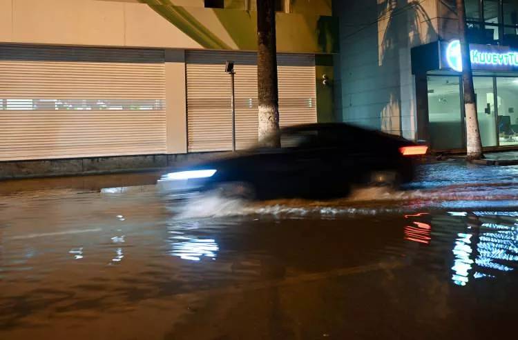 Hatay İskenderun'da deniz seviyesi yükseldi, Caddeler su altında kaldı, görüntüler korkuttu 2