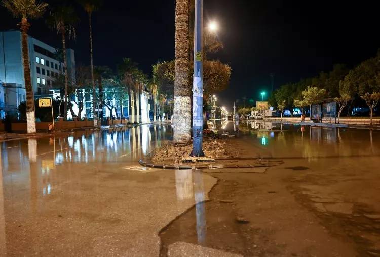 Hatay İskenderun'da deniz seviyesi yükseldi, Caddeler su altında kaldı, görüntüler korkuttu 1