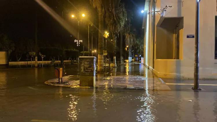 Hatay İskenderun'da deniz seviyesi yükseldi, Caddeler su altında kaldı, görüntüler korkuttu 15