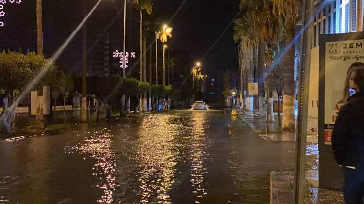 Hatay İskenderun'da deniz seviyesi yükseldi, Caddeler su altında kaldı, görüntüler korkuttu 13