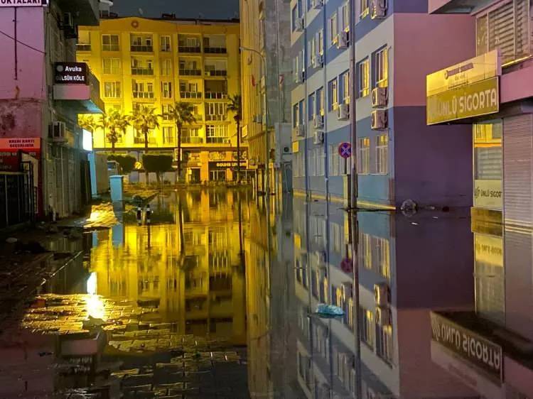 Hatay İskenderun'da deniz seviyesi yükseldi, Caddeler su altında kaldı, görüntüler korkuttu 12