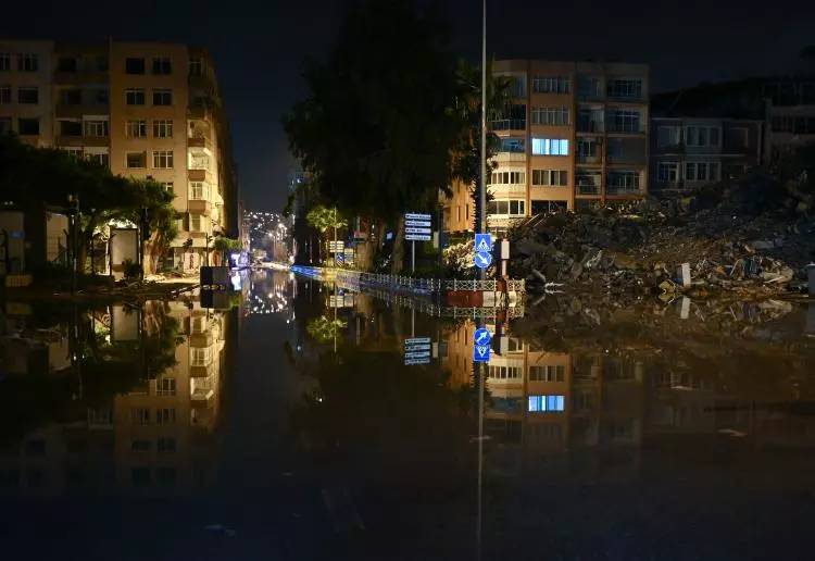 Hatay İskenderun'da deniz seviyesi yükseldi, Caddeler su altında kaldı, görüntüler korkuttu 9