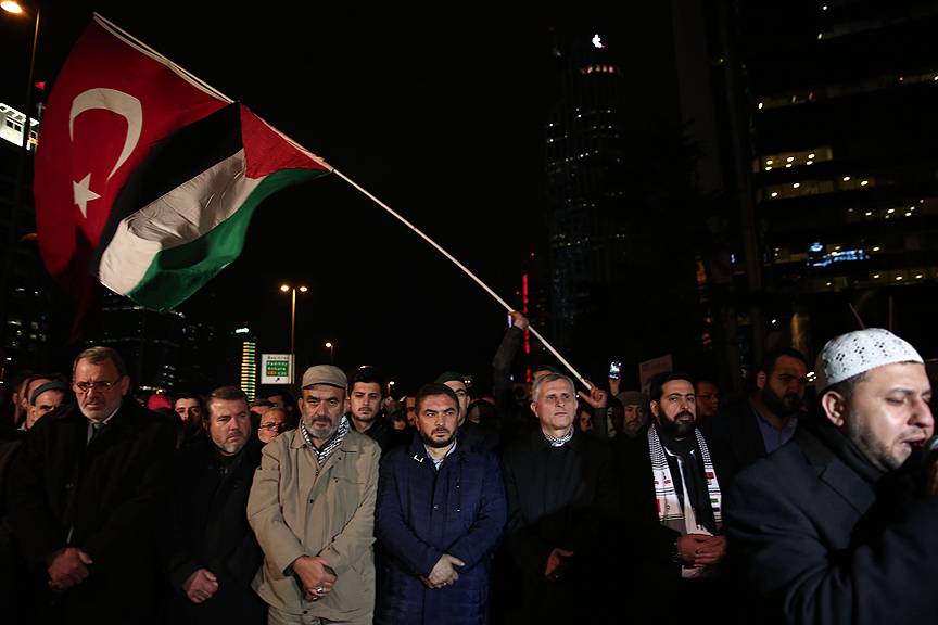 İstanbul ayaklandı İsrail'in katliamına sessiz kalmadı binlerce kişi İsrai'lin İstanbul başkonsolosluğu önüne akın ederek protesto ediyor 2