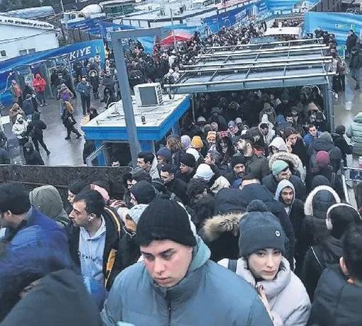 İstanbullunun trafik çilesi bitmek bilmiyor! Arızalanan Metrobüs yüzünden tüm seferler aksadı, üst geçitlerde izdiham oluştu 1