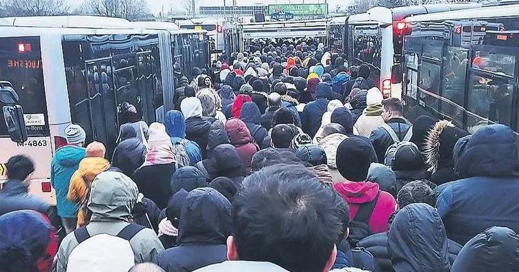 İstanbullunun trafik çilesi bitmek bilmiyor! Arızalanan Metrobüs yüzünden tüm seferler aksadı, üst geçitlerde izdiham oluştu 2