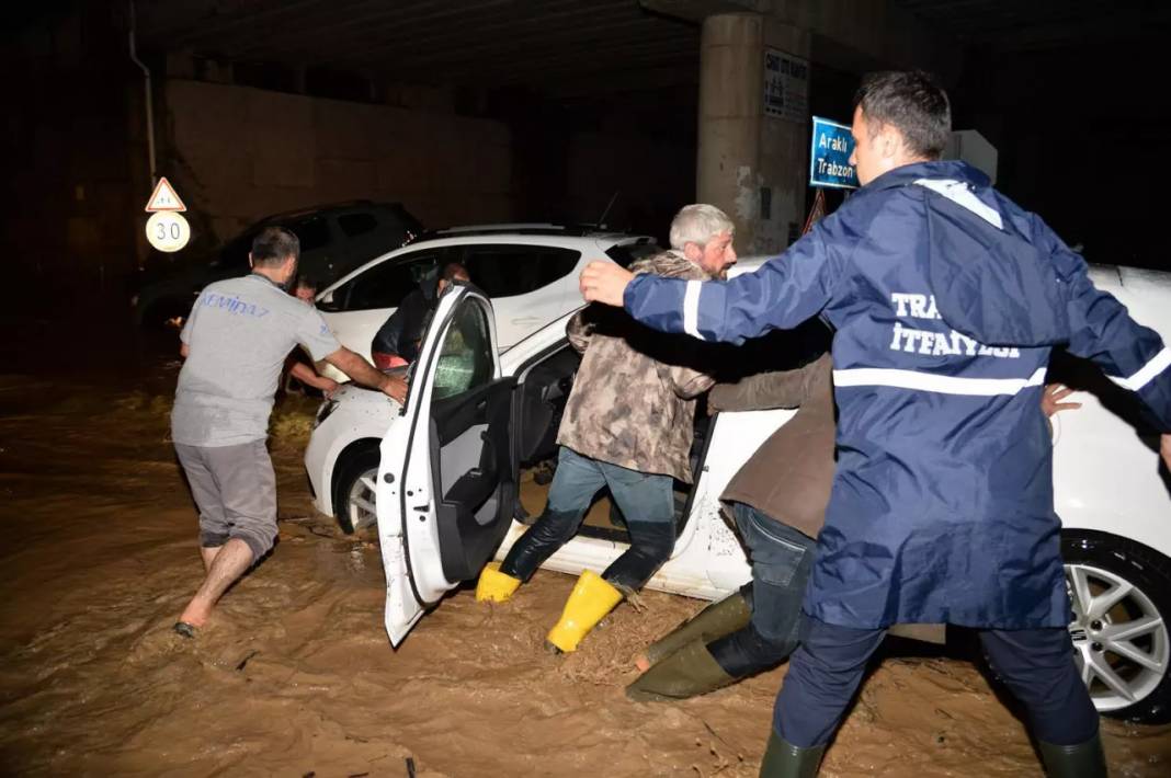 Trabzon'u sel vurdu! Hastaneyi su bastı, hayat durdu Sürmene'de 1 kişi kayıp 2