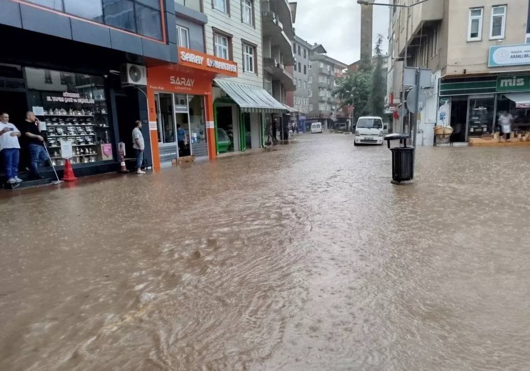 Trabzon'u sel vurdu! Hastaneyi su bastı, hayat durdu Sürmene'de 1 kişi kayıp 3