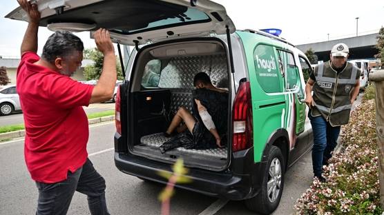 Polisimizi şehit eden suç makinesine hak ettiği muamele! Çöp poşeti giydirip hayvan aracına bindirildi 1