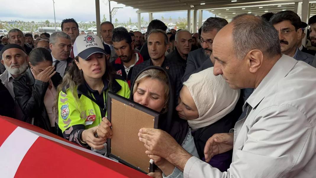 Ümraniye'de Şehit edilen Polis Şeyda Yılmaz'a veda: Eşinin sözleri yürekleri burktu! 10