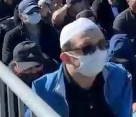 FETÖ elebaşının cenazesinde dikkat çeken kareler! Kendilerini saklamak için kılıktan kılığa girdiler! Şapka, maske, gözlük 13