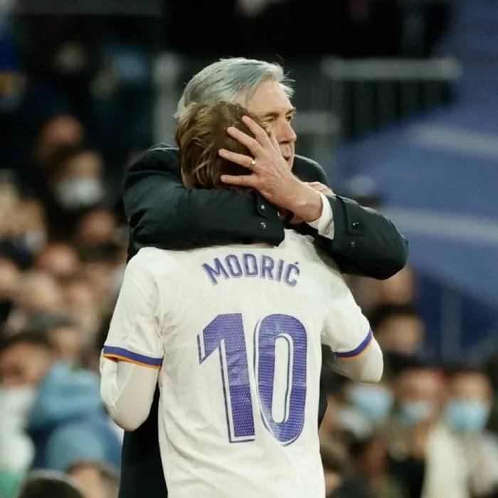 Real Madridli taraftarlar Arda Güler yüzünden Carlo Ancelotti'yi topa tuttu! 'Modric'le poz ver' 12