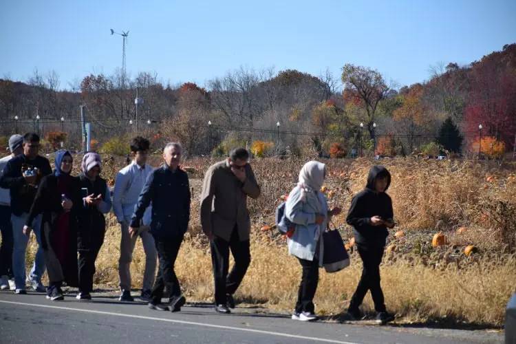 FETÖ elebaşının cenazesinde dikkat çeken kareler! Kendilerini saklamak için kılıktan kılığa girdiler! Şapka, maske, gözlük 27