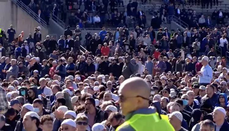 FETÖ elebaşının cenazesinde dikkat çeken kareler! Kendilerini saklamak için kılıktan kılığa girdiler! Şapka, maske, gözlük 40