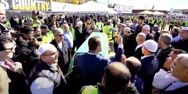 FETÖ elebaşının cenazesinde dikkat çeken kareler! Kendilerini saklamak için kılıktan kılığa girdiler! Şapka, maske, gözlük 41