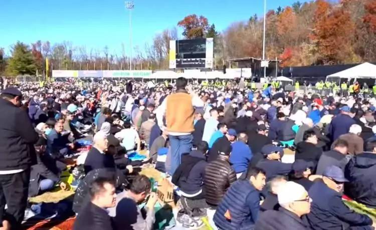 FETÖ elebaşının cenazesinde dikkat çeken kareler! Kendilerini saklamak için kılıktan kılığa girdiler! Şapka, maske, gözlük 43