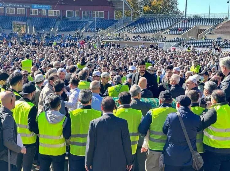 FETÖ elebaşının cenazesinde dikkat çeken kareler! Kendilerini saklamak için kılıktan kılığa girdiler! Şapka, maske, gözlük 46