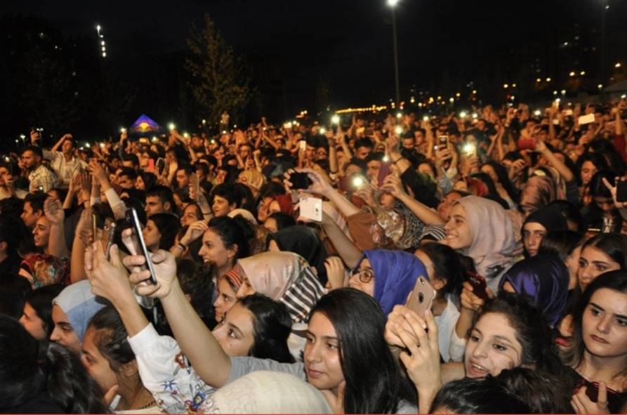 Diyarbakır konserinden şok görüntüler: Suratına çakmak yiyen o ünlü bakın ne tepki verdi! 2