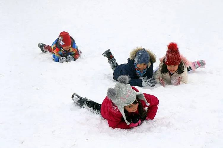 Yarın okullar tatil mi? Valiler peş peşe açıkladı! 25 Kasım Pazartesi bu illerde okullara kar tatili! 17