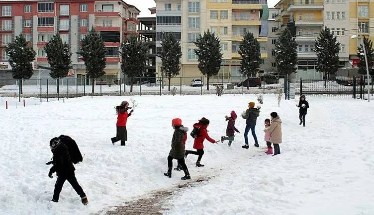 Yarın okullar tatil mi? Valiler peş peşe açıkladı! 25 Kasım Pazartesi bu illerde okullara kar tatili! 18