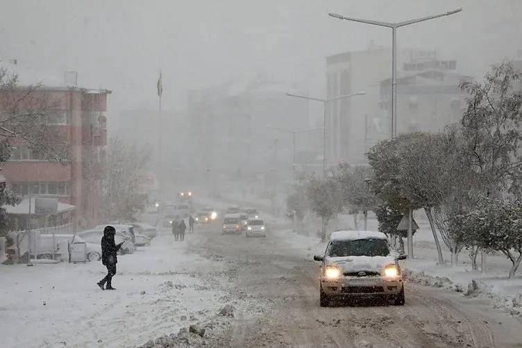 Yarın okullar tatil mi? Valiler peş peşe açıkladı! 25 Kasım Pazartesi bu illerde okullara kar tatili! 10