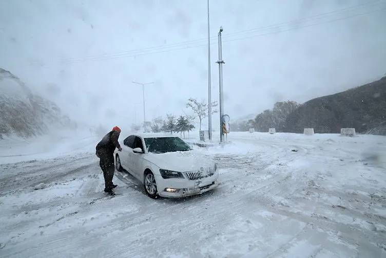 Yarın okullar tatil mi? Valiler peş peşe açıkladı! 25 Kasım Pazartesi bu illerde okullara kar tatili! 11