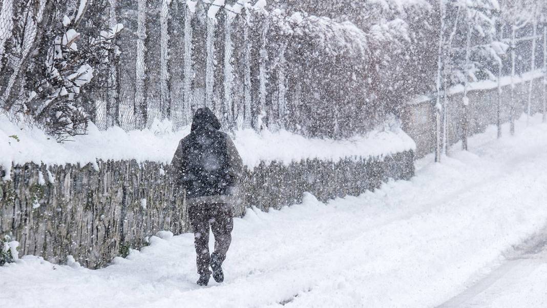 İstanbul'a kar ne zaman yağacak? Atkı ve berelerinizi hazırlayın! Meteoroloji uzmanı Orhan Şen, tarih vererek açıkladı 4