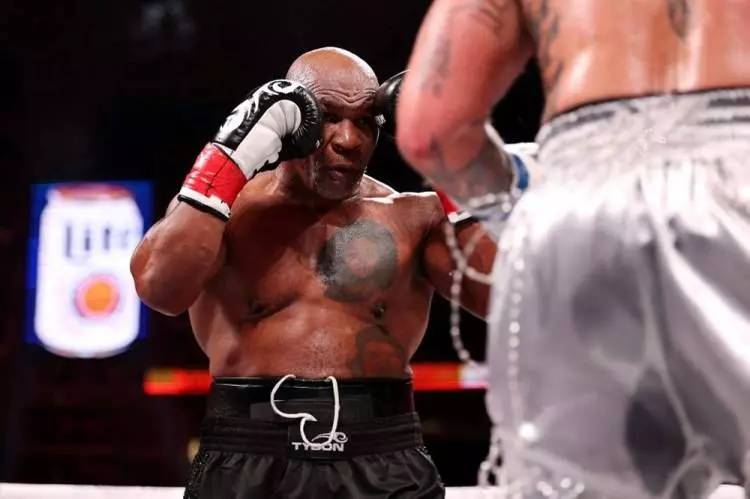 Maç bitti kazanan belli oldu! Mike Tyson tarihi maçtan ne kadar kazandı? 11