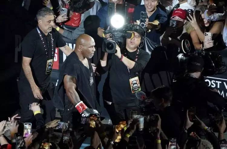 Maç bitti kazanan belli oldu! Mike Tyson tarihi maçtan ne kadar kazandı? 15