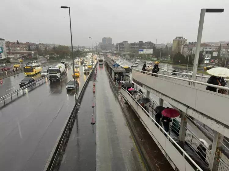 Çatılar uçtu araçlar yolda kaldı! İstanbul'da kuvvetli yağış fırtına etkili oluyor 13