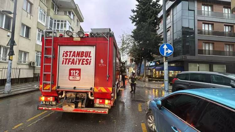 Çatılar uçtu araçlar yolda kaldı! İstanbul'da kuvvetli yağış fırtına etkili oluyor 11