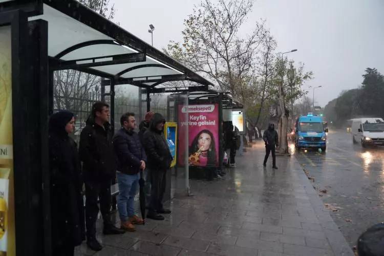 Çatılar uçtu araçlar yolda kaldı! İstanbul'da kuvvetli yağış fırtına etkili oluyor 7