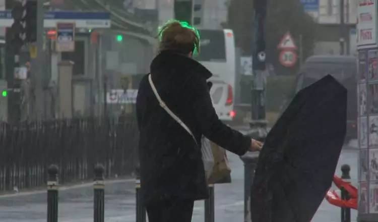 Çatılar uçtu araçlar yolda kaldı! İstanbul'da kuvvetli yağış fırtına etkili oluyor 8