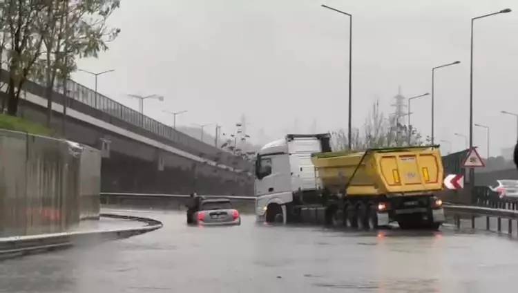 Çatılar uçtu araçlar yolda kaldı! İstanbul'da kuvvetli yağış fırtına etkili oluyor 2