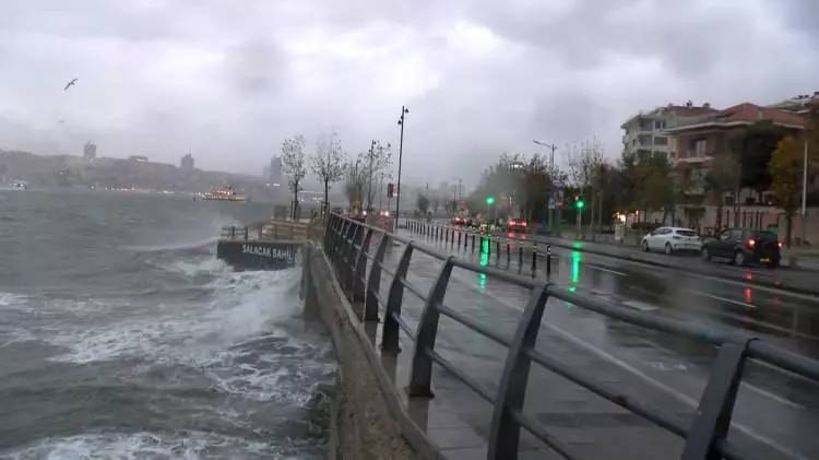 Çatılar uçtu araçlar yolda kaldı! İstanbul'da kuvvetli yağış fırtına etkili oluyor 3