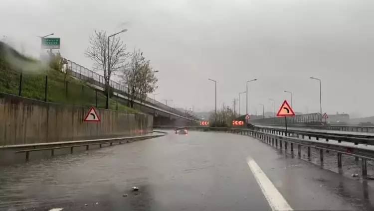 Çatılar uçtu araçlar yolda kaldı! İstanbul'da kuvvetli yağış fırtına etkili oluyor 16