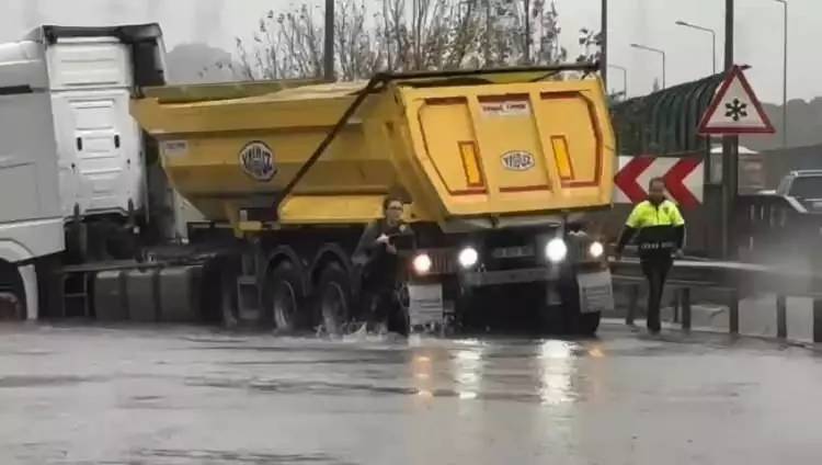 Çatılar uçtu araçlar yolda kaldı! İstanbul'da kuvvetli yağış fırtına etkili oluyor 15