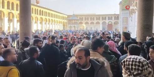 Şam Emevi Camii'de tarih yazıldı! Esed sonrası ilk Cuma namazı: Yüzlerce kişi cuma namazı için Emevi Camii'ne akın etti! 3