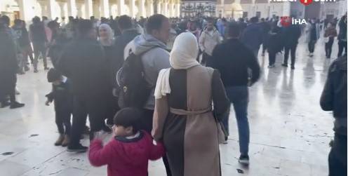 Şam Emevi Camii'de tarih yazıldı! Esed sonrası ilk Cuma namazı: Yüzlerce kişi cuma namazı için Emevi Camii'ne akın etti! 7