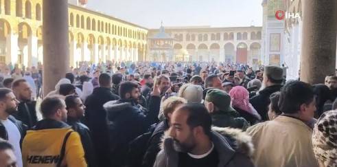 Şam Emevi Camii'de tarih yazıldı! Esed sonrası ilk Cuma namazı: Yüzlerce kişi cuma namazı için Emevi Camii'ne akın etti! 9