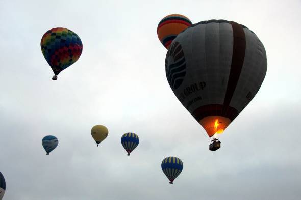 Kapadokya'da balon şöleni: Hava muhalefeti nedeniyle ertelenen balon turları gündoğumunda başladı 2