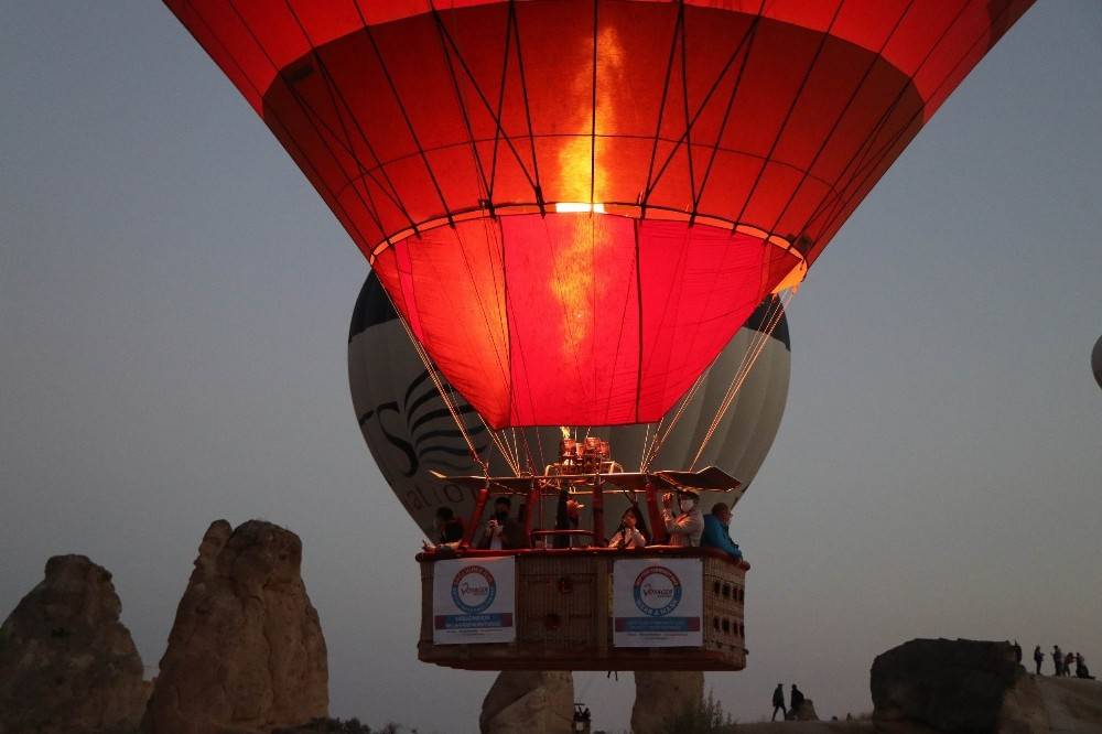 Kapadokya'da balon şöleni: Hava muhalefeti nedeniyle ertelenen balon turları gündoğumunda başladı 4