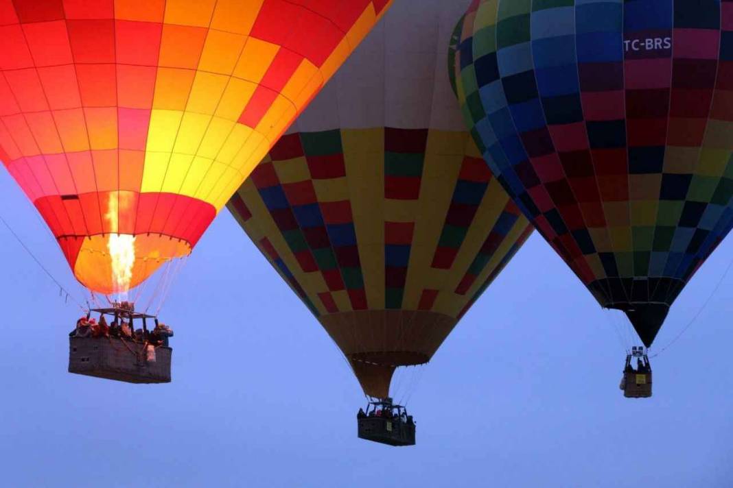 Kapadokya'da balon şöleni: Hava muhalefeti nedeniyle ertelenen balon turları gündoğumunda başladı 3