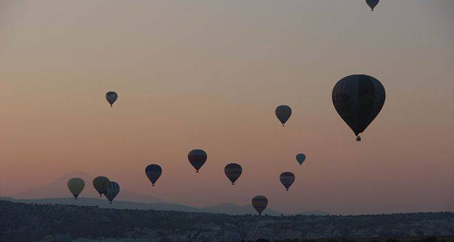 Kapadokya'da balon şöleni: Hava muhalefeti nedeniyle ertelenen balon turları gündoğumunda başladı 7