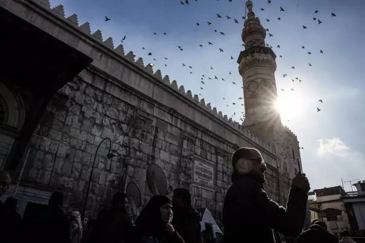 Şam Emevi Camii'de tarih yazıldı! Esed sonrası ilk Cuma namazı: Yüzlerce kişi cuma namazı için Emevi Camii'ne akın etti! 2