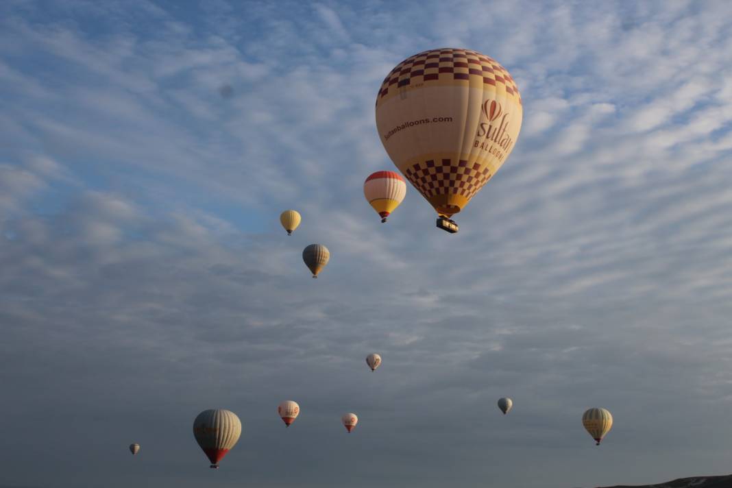 Kapadokya'da balon şöleni: Hava muhalefeti nedeniyle ertelenen balon turları gündoğumunda başladı 6