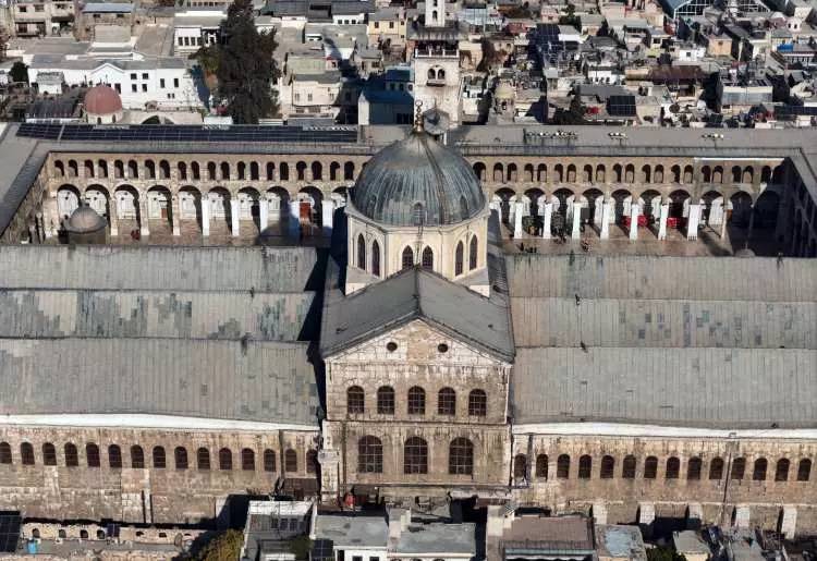 Şam Emevi Camii'de tarih yazıldı! Esed sonrası ilk Cuma namazı: Yüzlerce kişi cuma namazı için Emevi Camii'ne akın etti! 1